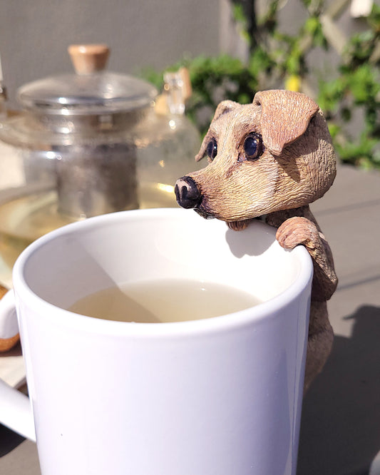  Mini figurine en forme de labrador accrochée à une tasse de thé vert