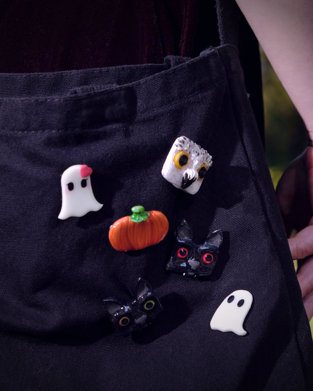 Pins et broches faites main sur le thème de l'automne et d'Halloween (fantômes, hibou, citrouille, chat noirs vampires), le tout porté sur un sac en tissu.