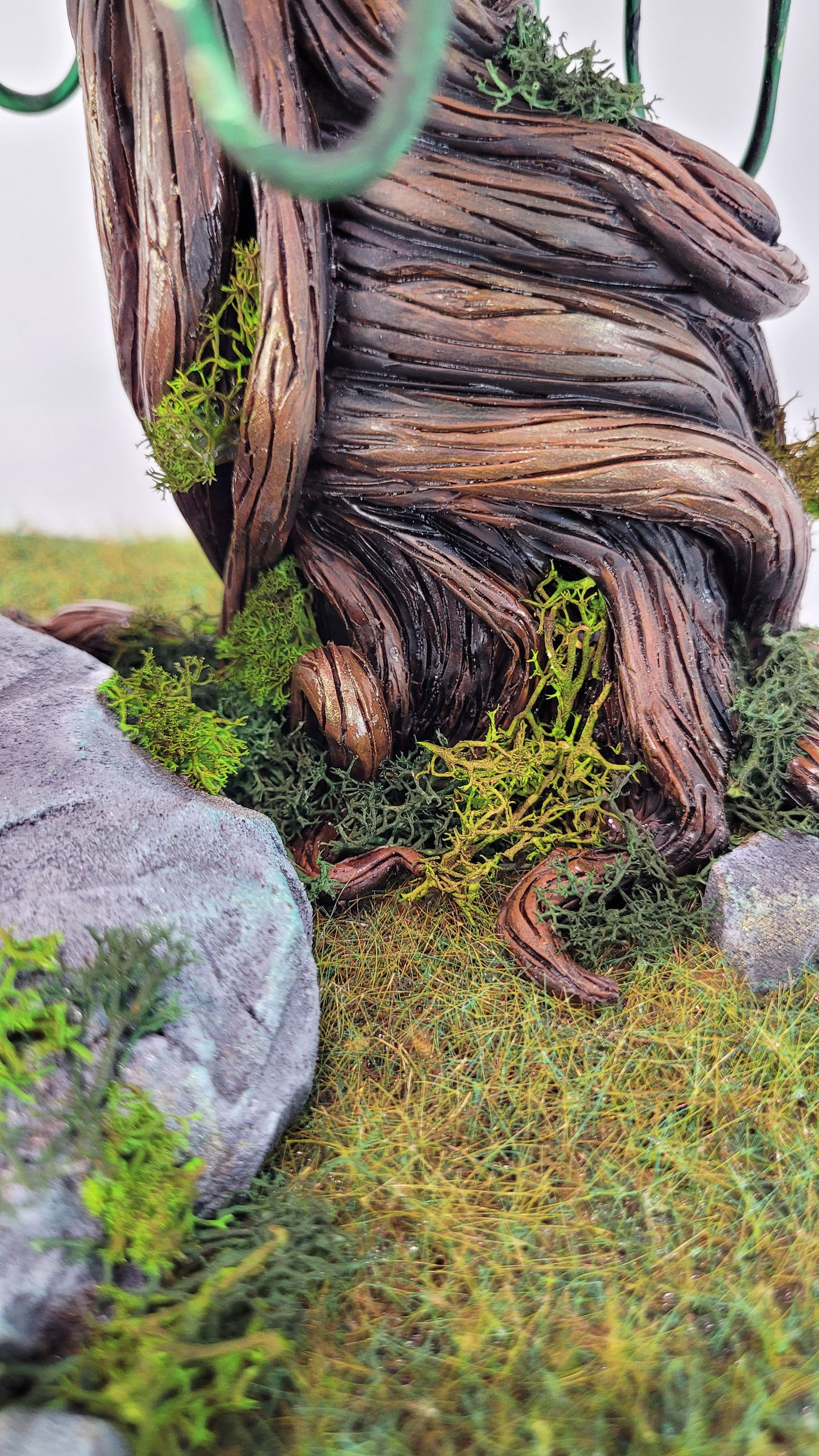 Diorama mettant en scène une figurine de renard dormant sur une pierre à l'ombre d'un arbre sinueux, au milieu de la nature et de ruines abandonnées