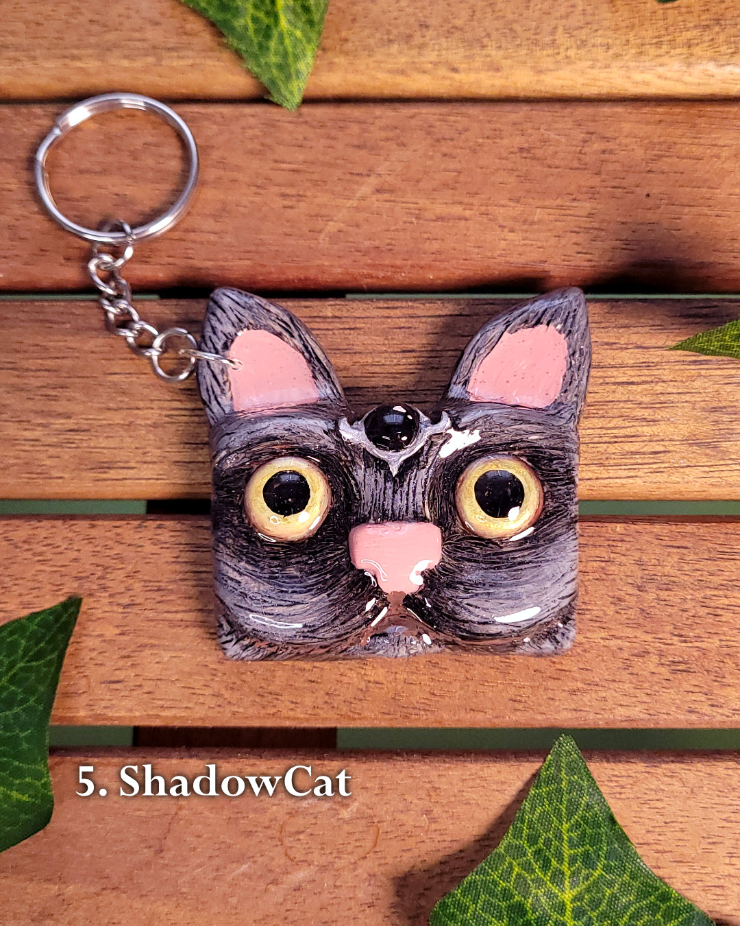 Porte-clef en forme de tête de chat gris avec un diadème inspiré de Shadowheart de Baldur's Gate 3