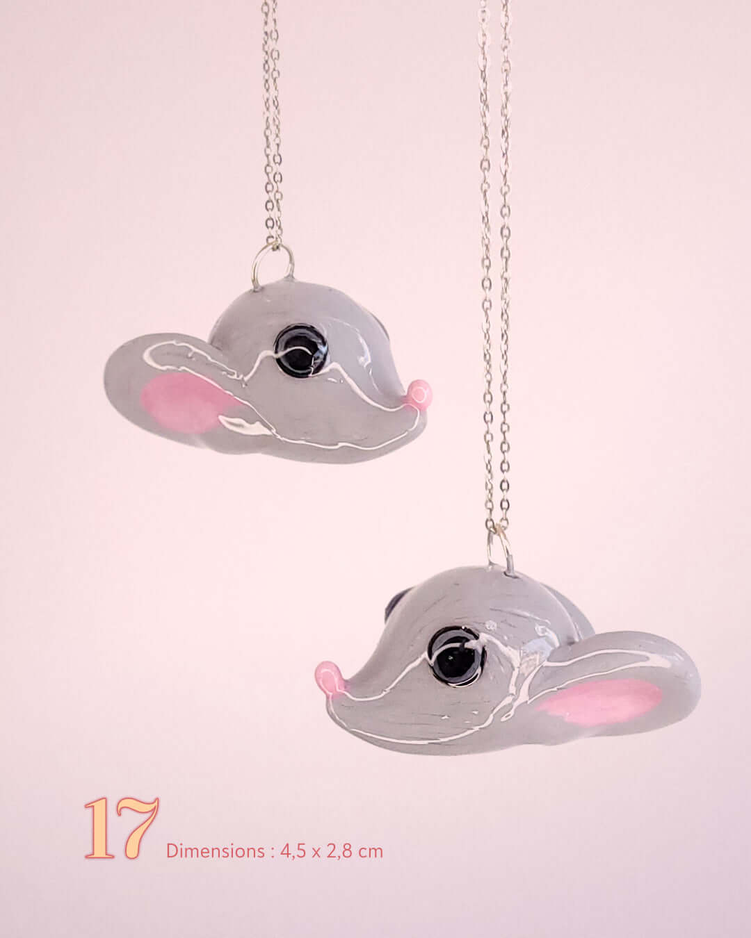 Un pendentif en forme de souris grise mignonne pendu à une chaînette