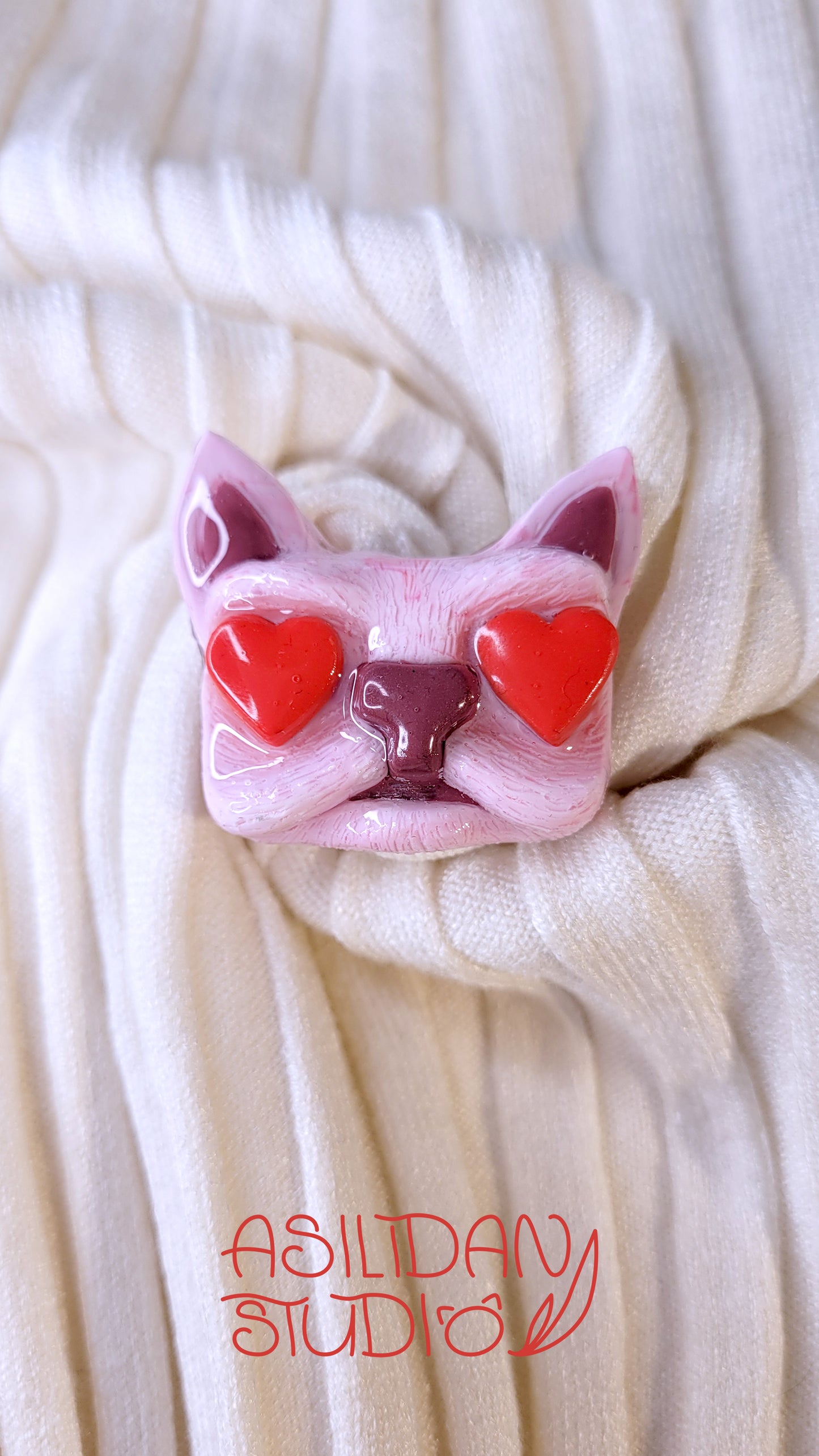 Pins lovecore en forme de tête de chat rose avec des cœurs rouges dans les yeux