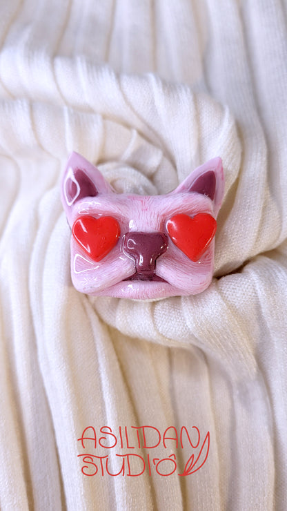 Pins lovecore en forme de tête de chat rose avec des cœurs rouges dans les yeux