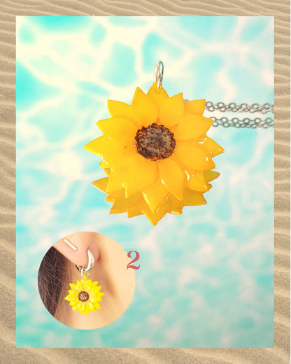 Pendentif coloré en forme de tournesol, sur un fond aquatique faisant penser à la surface d'une piscine.