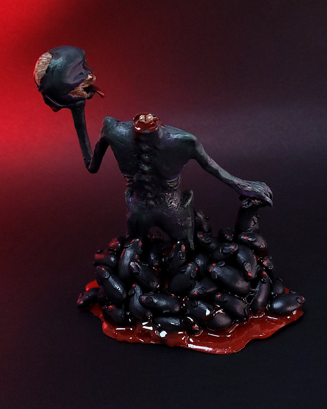 Sculpture légèrement gore d'un zombie entouré de rats noirs