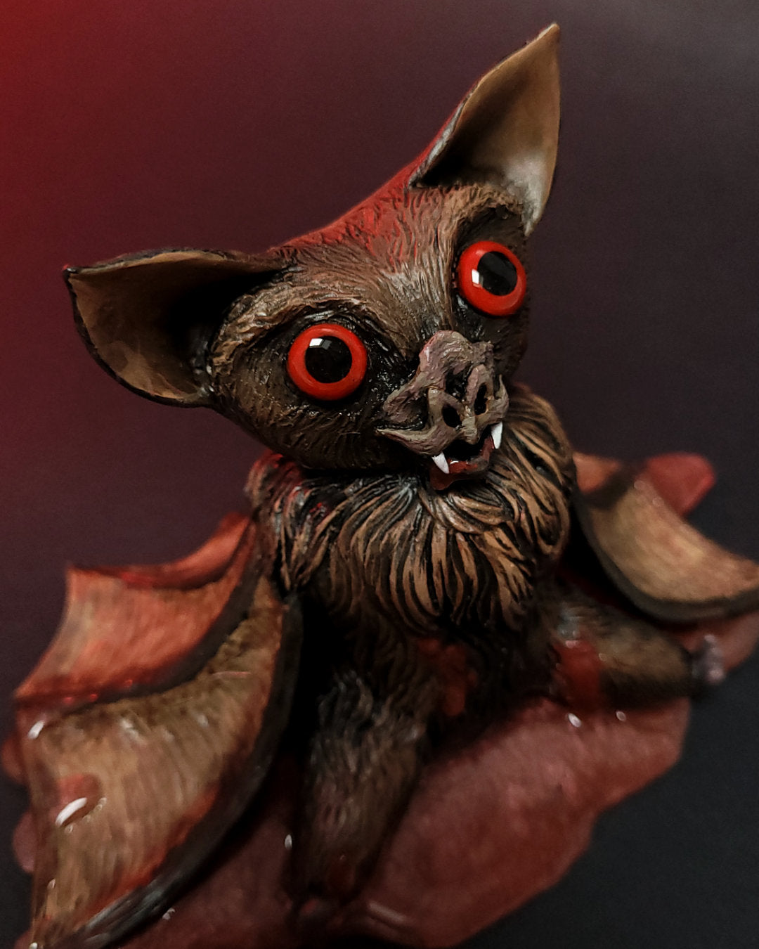 Sculpture d'une chauve-souris vampire mignonne mais inquiétante