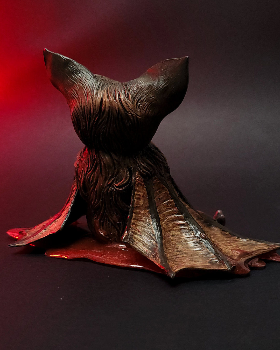 Sculpture d'une chauve-souris vampire mignonne mais inquiétante