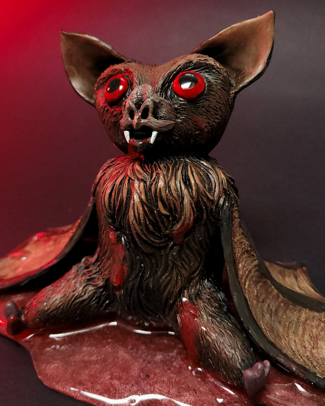 Sculpture d'une chauve-souris vampire mignonne mais inquiétante