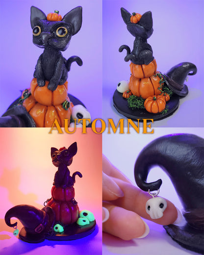  Figurine mignonne sur le thème d'Halloween et de l'automne avec un chat noir sur des citrouilles, avec un chapeau de sorcière et des crânes phosphorescents